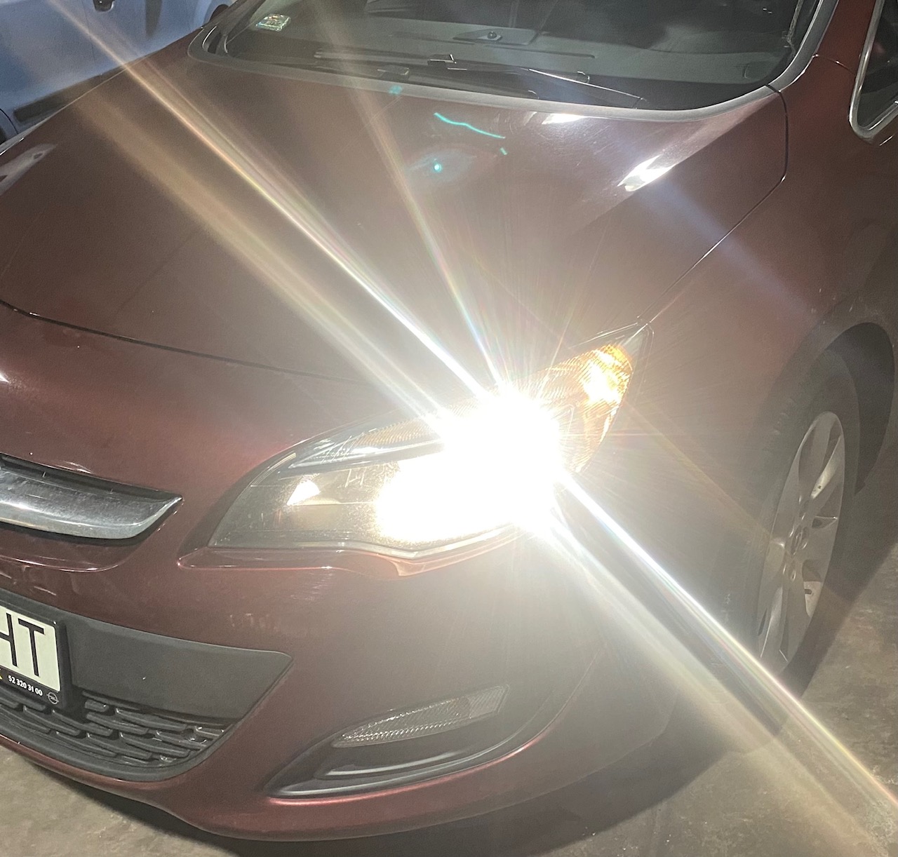 Wymiana żarówek Opel Astra, naprawa oświetlenia w samochodzie.
